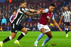 LOL S15全球 -阿斯顿维拉迎英超关键赛，关键时刻迎来里程碑，赛场秩序良好，更衣室氛围转暖的简单介绍