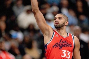 英雄联盟比赛下注 -包含里程碑夜洛杉矶快船完成体检；社区盾关键时刻刷纪录；目标明确；赛程密集仍需轮换的词条