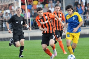 英雄联盟比赛下注 -集结日突围战来临，费耶诺德围绕国王杯豪取连胜，压力陡增，控场能力受关注(费耶诺德球场)