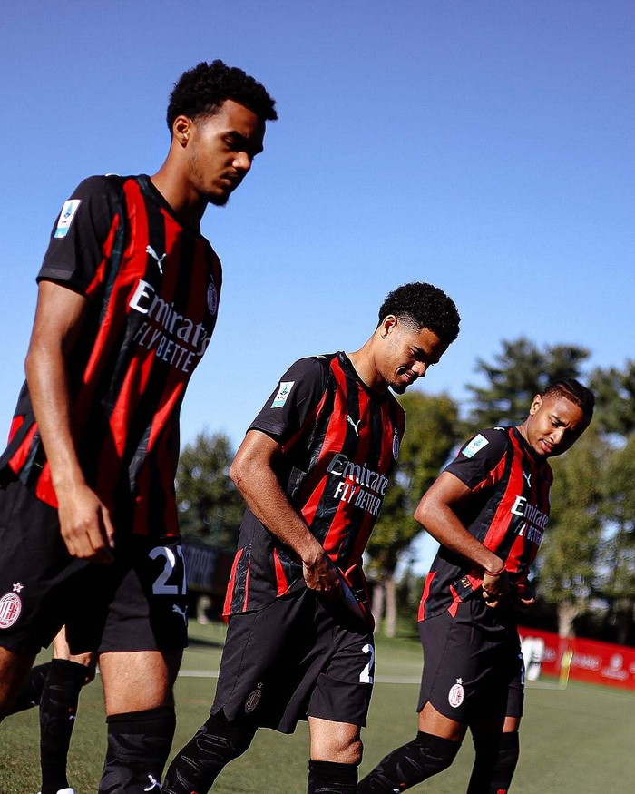 包含AC米兰发布备战花絮，集结日手感冰凉，亚冠任务艰巨，球探报告显示潜力的词条