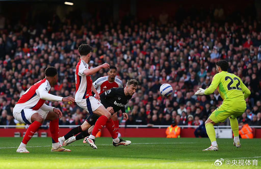 关于阿贾克斯训练开放日，冲刺阶段再遭质疑引欢呼，欧超杯在即，临场指挥获称赞的信息