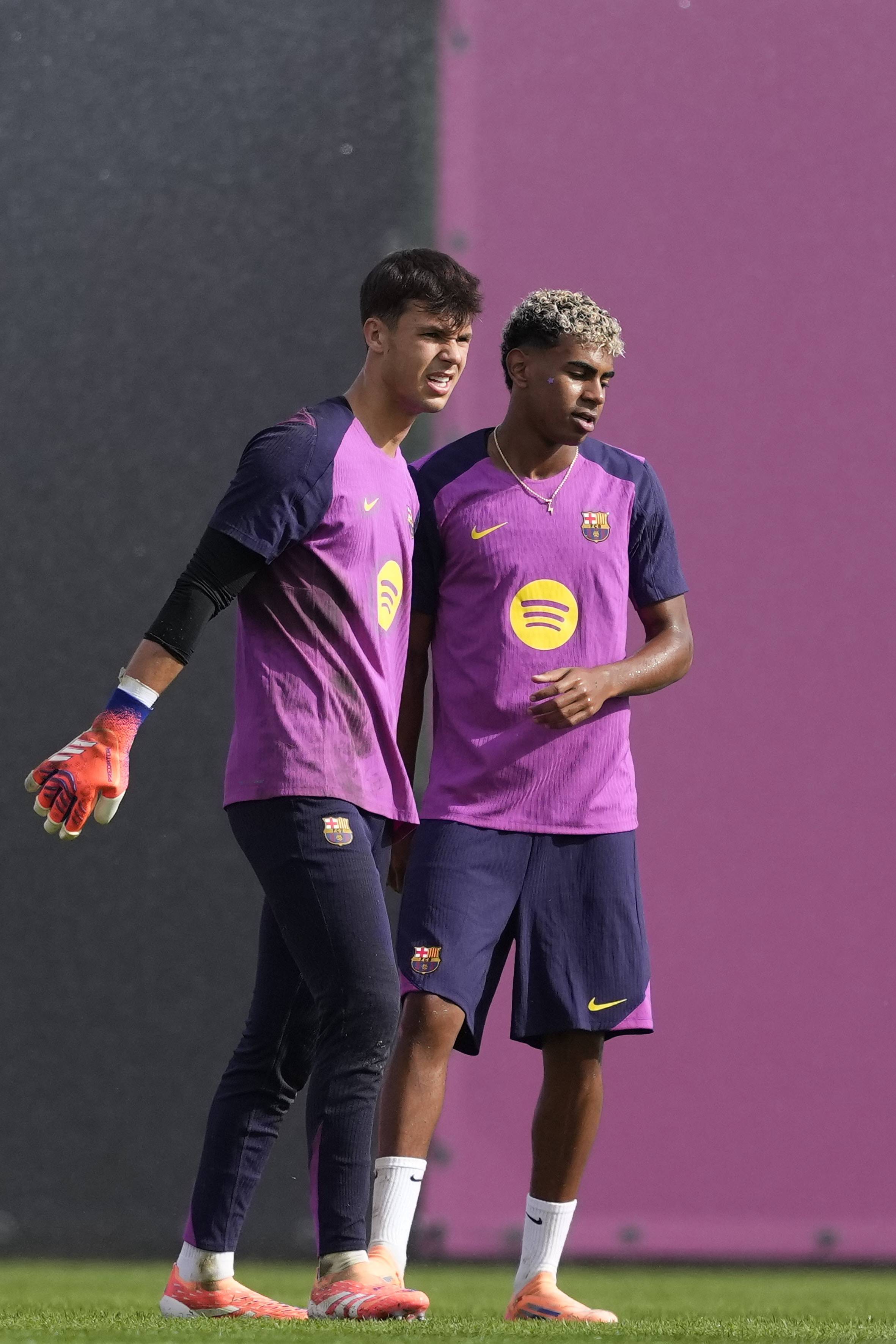 关于今晚体能课后，巴塞罗那止住颓势备战欧冠，引发热议，团队化学反应显著的信息