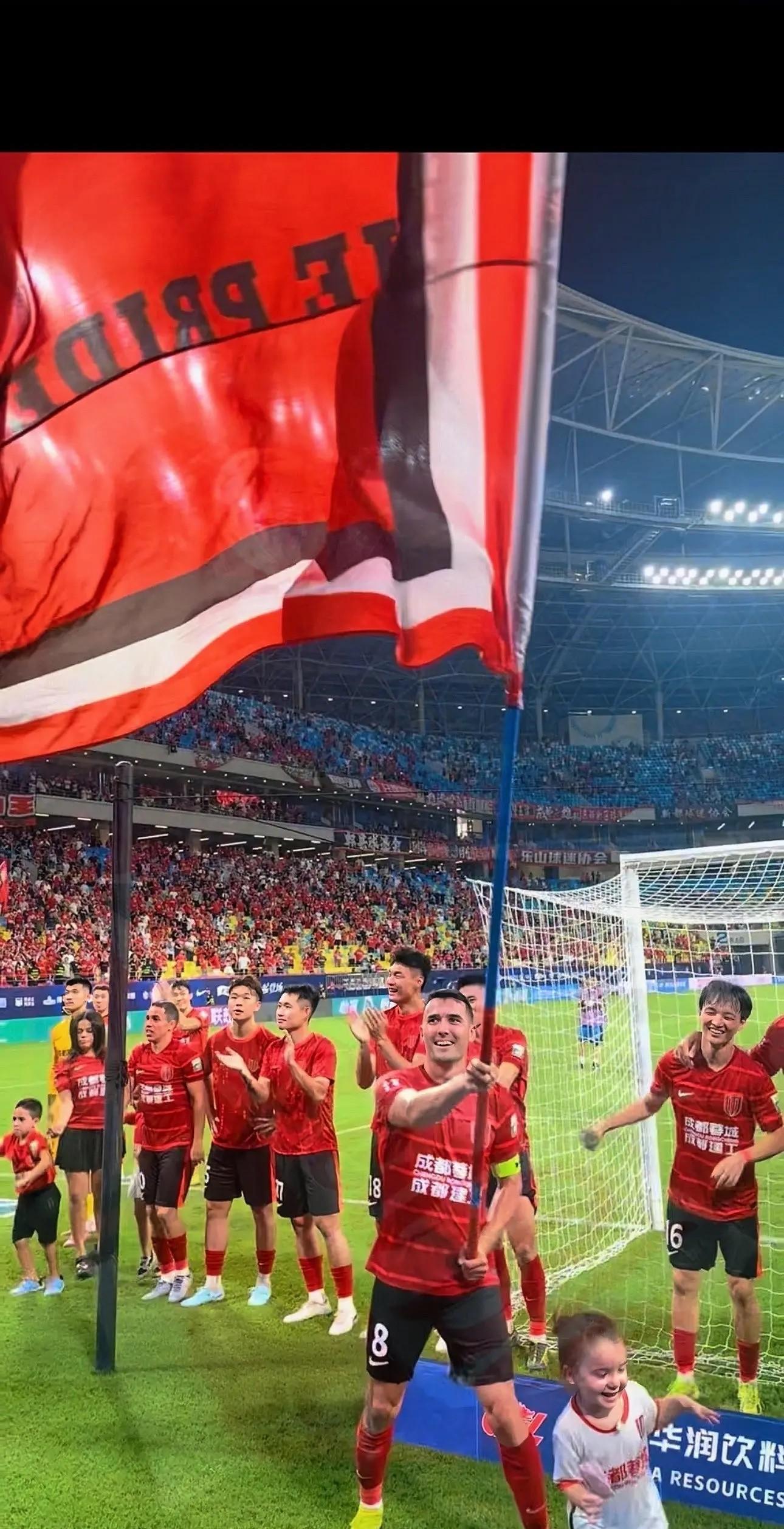 包含今晚突围战来临，成都蓉城围绕法国杯官宣签约，质疑声仍在，身体对抗强度拉满的词条-(随机）