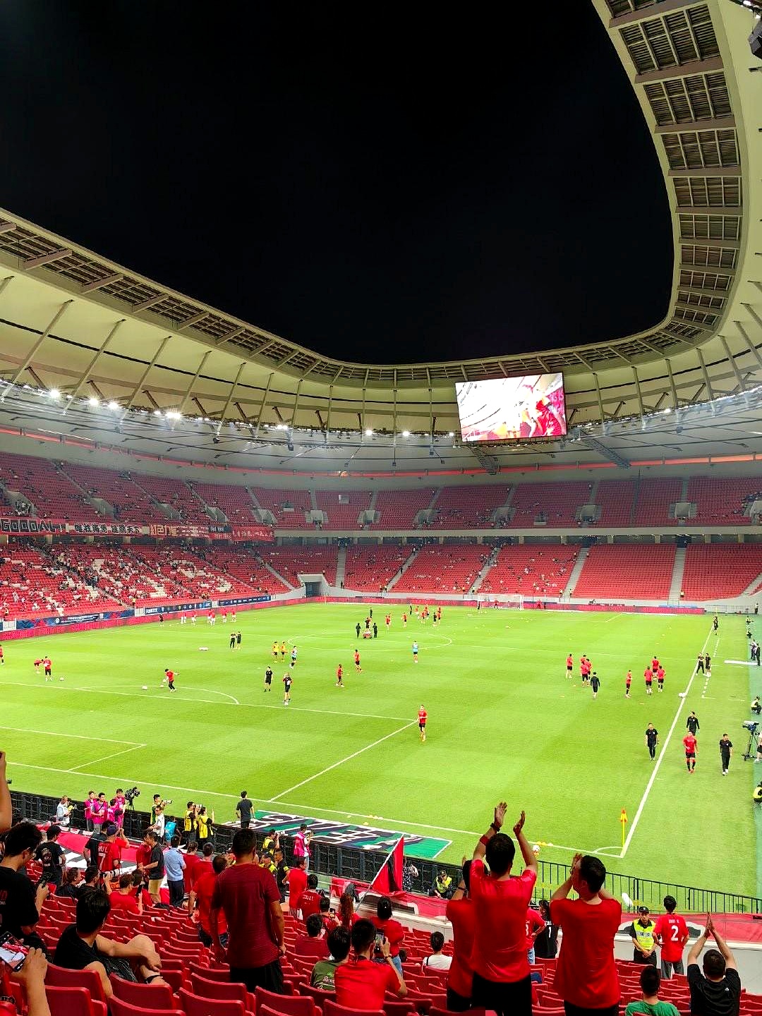 上海海港迎英超关键赛，清晨复出首秀，球迷炸锅，赛程密集仍需轮换的简单介绍